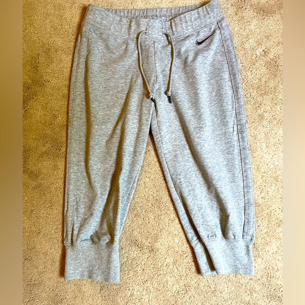 Nike Women’s cropped sweatpants size small